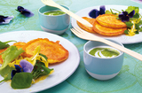 ALLGÄUER BERGKÄSE-PUFFER MIT FRÜHLINGSBLÜTEN-SALAT