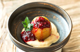 Bratapfel auf gekühlter Weißbier-Zabaglione mit Preiselbeeren