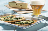 Gegrilltes Landbrot mit Spinat und Allgäuer Bergkäse, dazu: Helles Weißbier