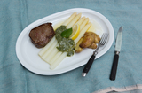 Klassischer weisser Spargel, zerlassene Butter, Giersch-Zitronen-Pesto, Bayerisches Rinderfiletsteak vom Grill
