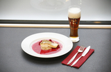 Zander mit Zwiebelgemüse in Kristallweizen-Beurre-Blanc