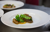 Gebratener grüner Spargel, Ssämsauce, Koriander, frische Morcheln,  Nürnberger Rostbratwürste