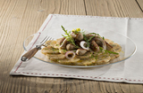 Lauwarmes Semmelknödel-Carpaccio mit Nürnberger Rostbratwürsten