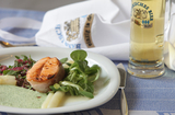 Lachstournedos mit Spargel und Kartoffel-, Kresse- oder Rote-Zwiebel-Bier-Dressing