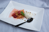 HELLES BIEREIS, KARAMELLISIERTER SESAM- KAKAONIB-AMARANTH-KNUSPER, ERDBEER-RHABARBER-STEW