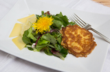 Allgäuer Emmentaler-Puffer, marinierter Allgäuer Bergkäse mit  Löwenzahn und Frühlingsblüten