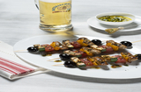 Gegrillter Nürnberger Rostbratwurst-Gemüse-Spieß, dazu: helles Lagerbier