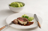 Pochiertes Rinderfilet, gefüllt mit Allgäuer Bergkäse an Petersilien-Kartoffel-Püree