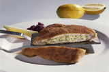 Allgäuer Schweinehalssteak mit Rührei, Kräutern und Käse gefüllt